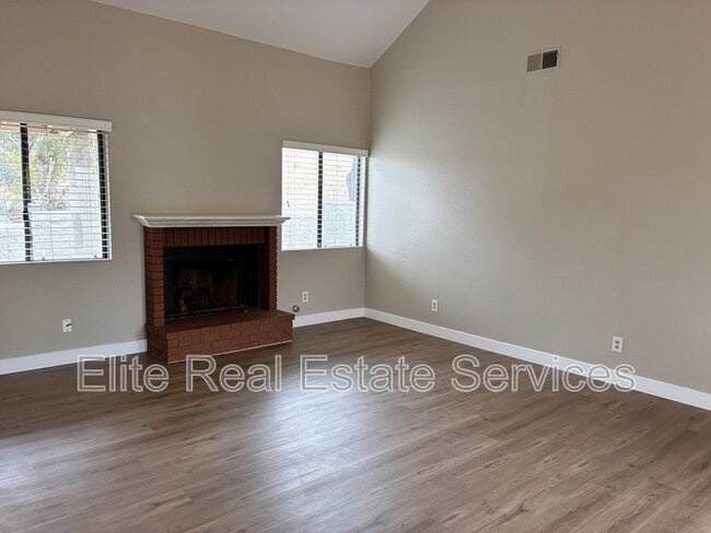 Building Photo - 4582 Villas Dr