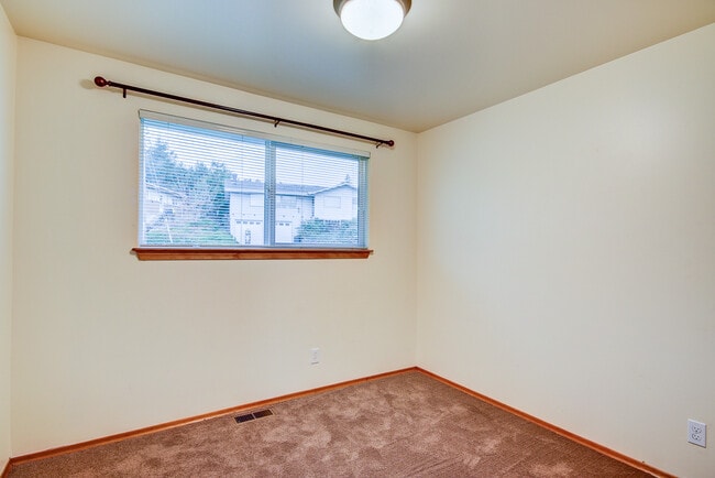 Building Photo - 4 Bed 2 bath Home in the Heart of Oak Harbor