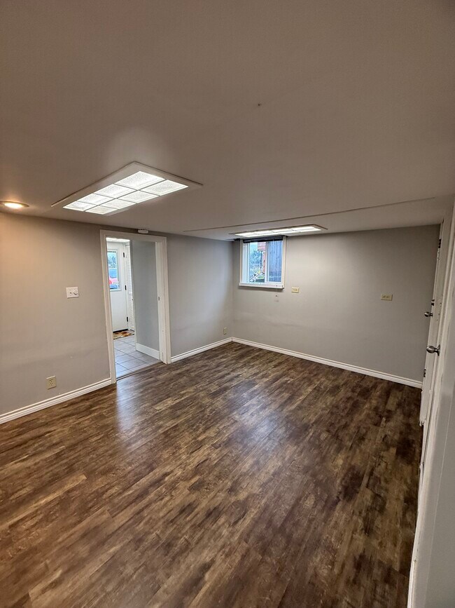 Building Photo - 9876 SE Southworth Dr