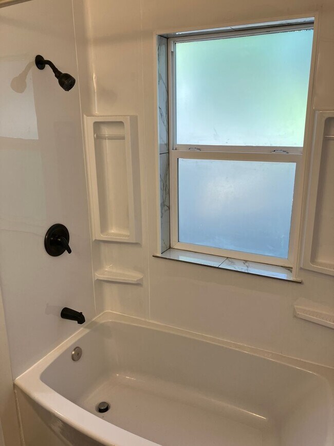 Building Photo - Remodeled One Bedroom Apartment in North S...