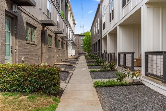 Building Photo - 916 Brees Ct