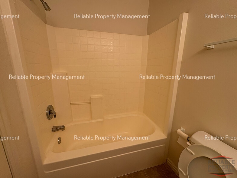 Building Photo - 1400 Falcon Dr