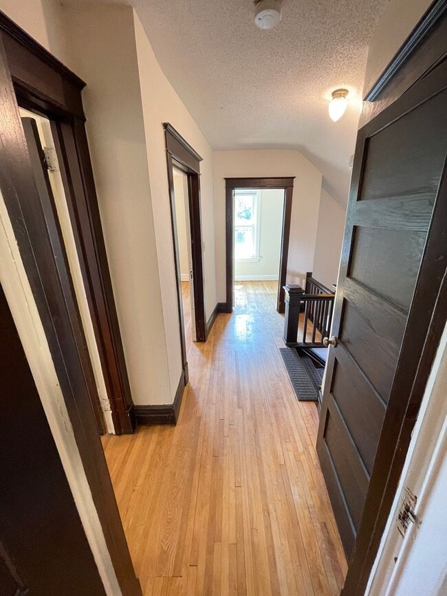 Building Photo - AVAILABLE JULY- 3 Bedroom, 1.5 Bath Home!
