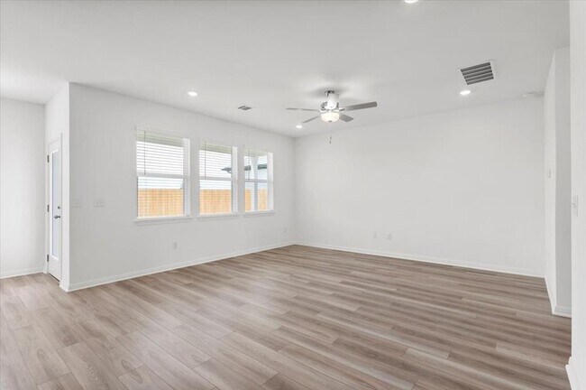 Building Photo - 5800 Beverly Pr Rd