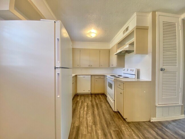 Building Photo - Move in special - second month's rent is free