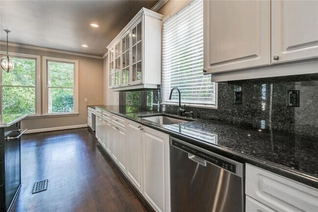 Building Photo - 2555 Ridgewood Rd NW