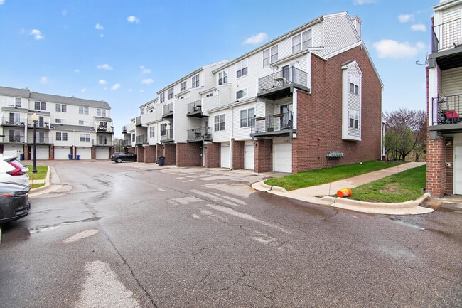 Building Photo - 1930 Lindsay Ln