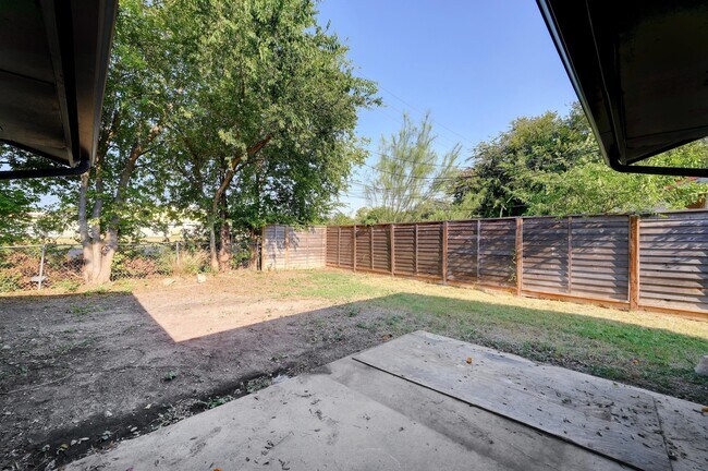 Building Photo - 2107 Darwin Dr