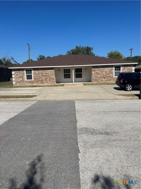 Primary Photo - 105 Kings Ct