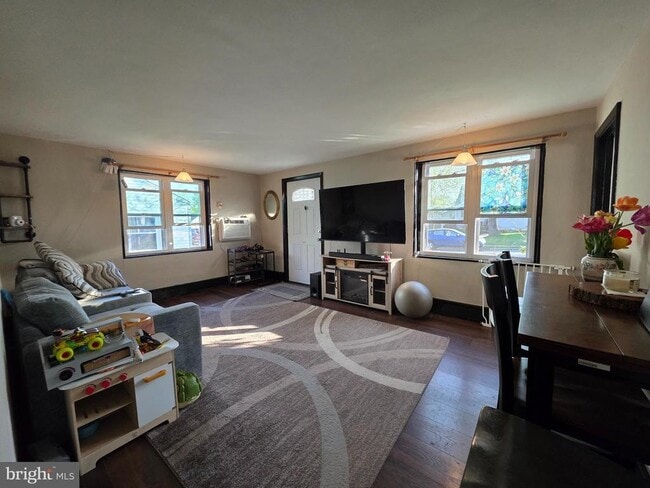 Building Photo - 14 Scarlet Ave