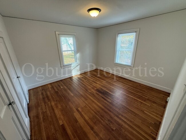 Building Photo - 2046 Queen St