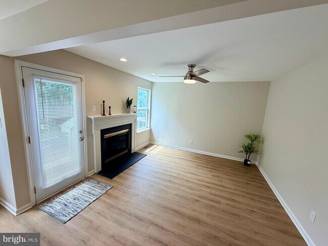 Building Photo - 1422 Oxford Cir