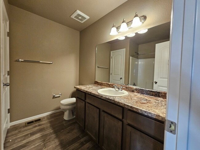 Building Photo - 3 bed-3 bath Townhome with AC!!!