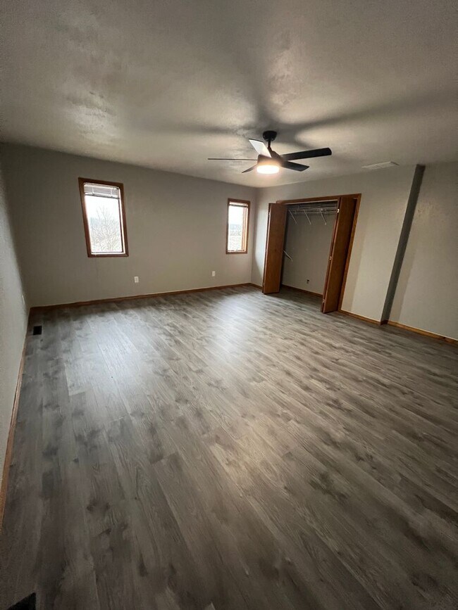 Building Photo - 5 bedroom/3 bath w/mother in law style qua...