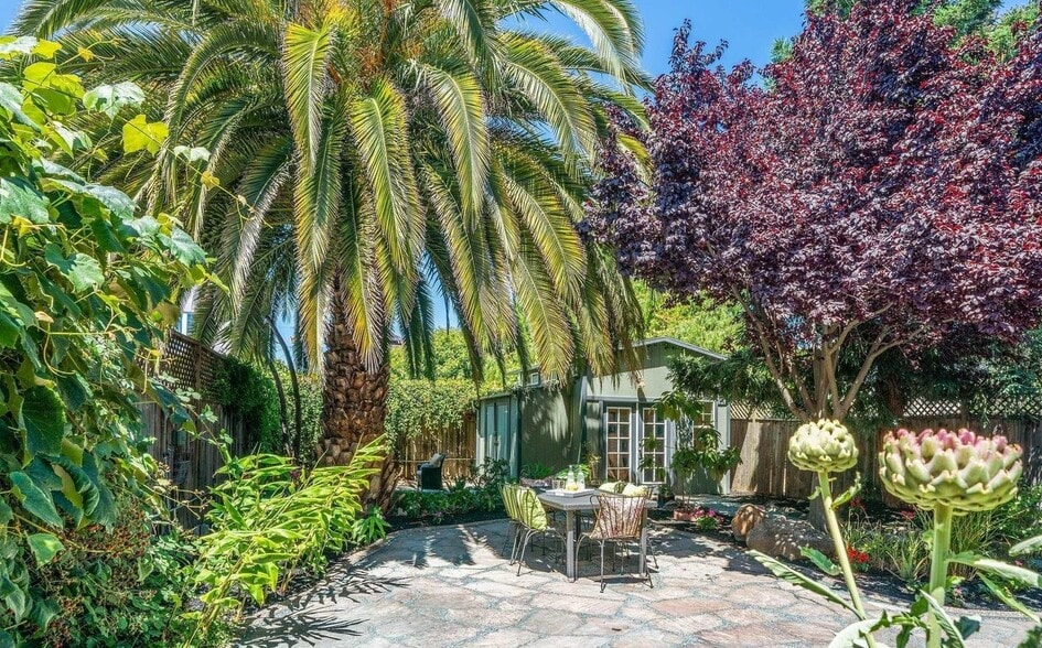 Building Photo - 684 Apgar St