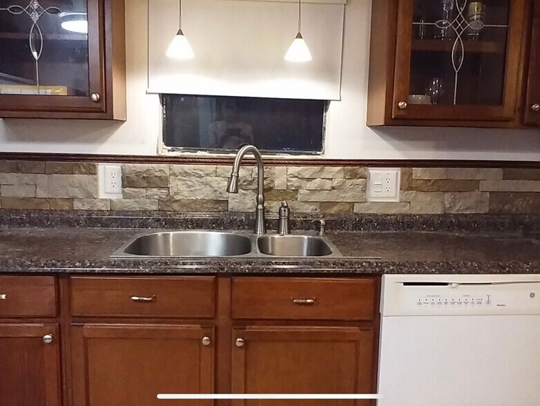 Building Photo - 210 Cady Dr