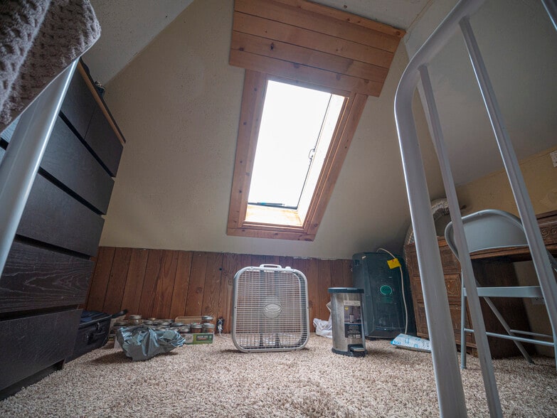 Building Photo - 1140 NE Lake St