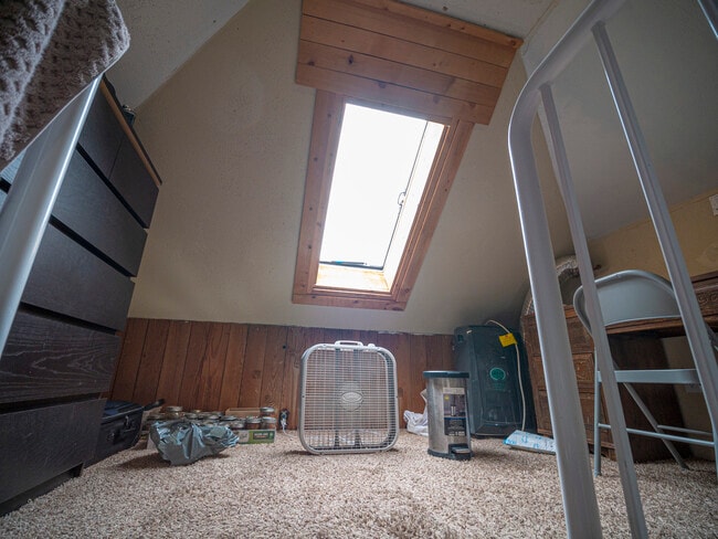 Building Photo - 1140 NE Lake St