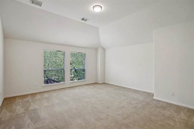 Building Photo - Red Oaks Subdivision / 5 bedrooms, 4 bathr...