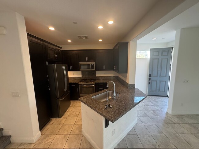 Building Photo - 3 bedroom | 3.5 bathroom | Davis Single Fa...