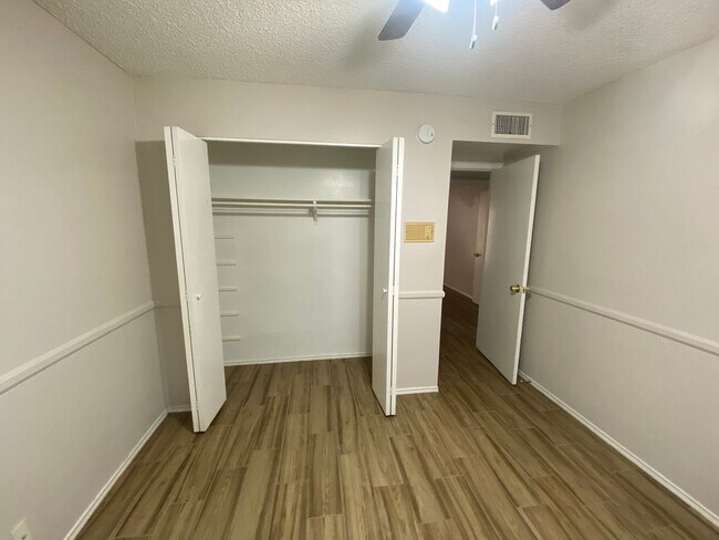 Building Photo - Charming 3 bedroom, 2 bath with Pool