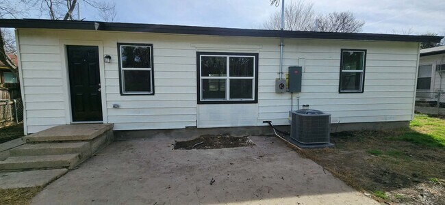 Building Photo - Beautifully Remodeled 3 Bed / 2 Bath Home with Large Backyard