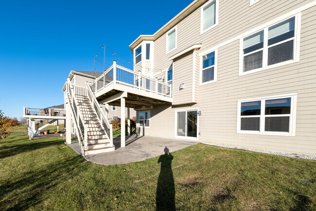Building Photo - 5075 Jewel Ln N