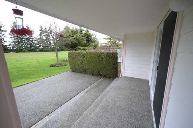 Building Photo - 2 bed + office, 2 bath, 2 car garage condo...
