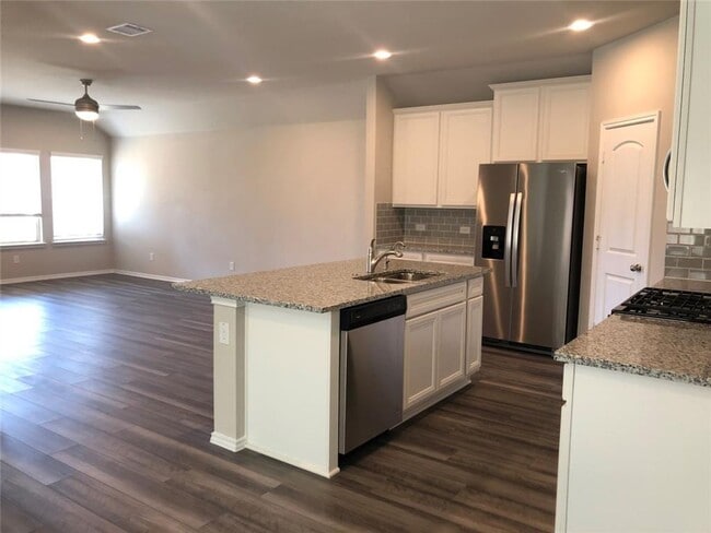 Building Photo - Fabulous home in a beautiful GATED MASTER PLANNED COMMUNITY