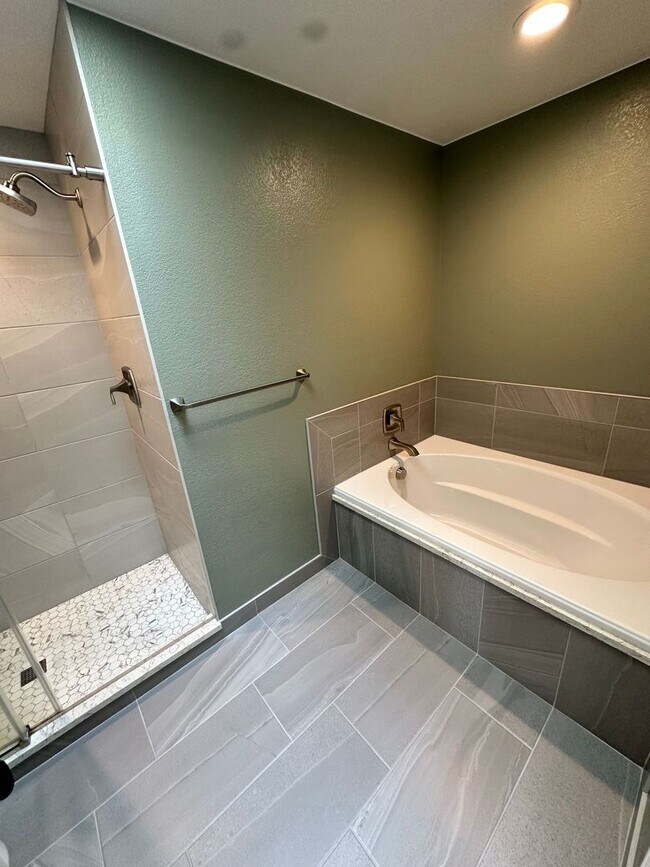 Building Photo - Stunning large 3 bedroom home in West Aubu...