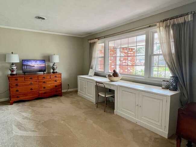Building Photo - 3BD/ 2BA Brick Ranch in Lakeview Smith Terrace! Gorgeous Private Back Yard! Available NOW!