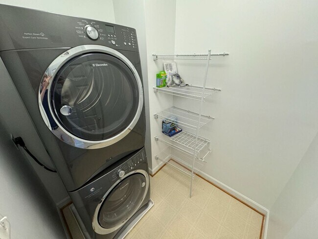 Building Photo - Stunning 3 Bed 2.5 Townhome In Amenity-Ric...