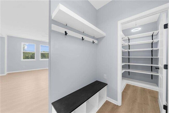Building Photo - 5435 Mirror Lake Dr