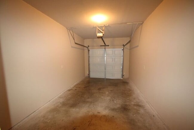 Building Photo - Picture PERFECT 3/2 Duplex Home Coming Soo...