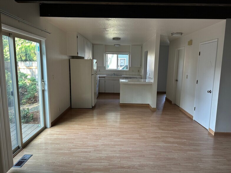 kitchen/living - 1809 SE Harney St