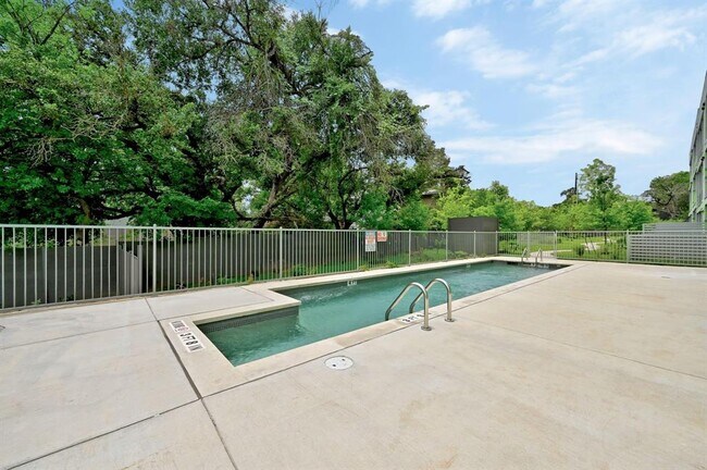 Building Photo - 4004 Banister Ln