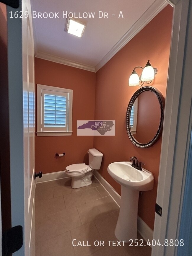 Building Photo - 1629 Brook Hollow Dr