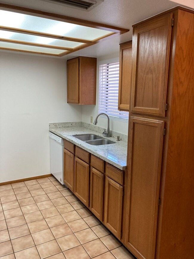 Building Photo - Gorgeous 2B/2B condo with Red Rock views, ...