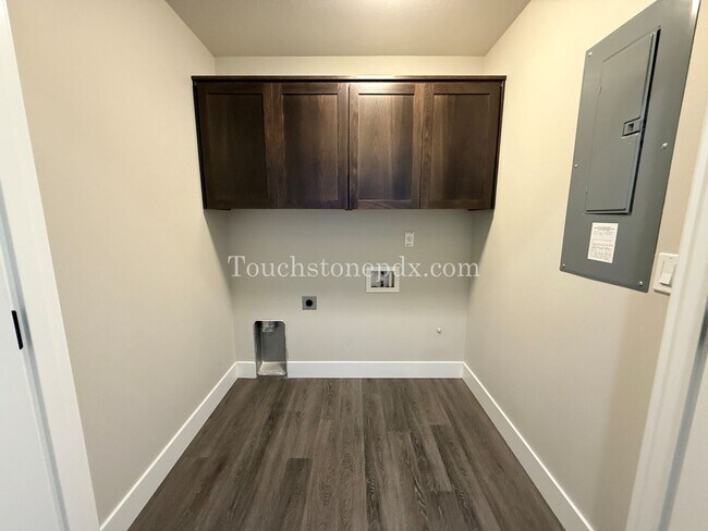 Building Photo - Charming 3 Bed, 2 Bath Townhome with Garage in Beautiful Sandy