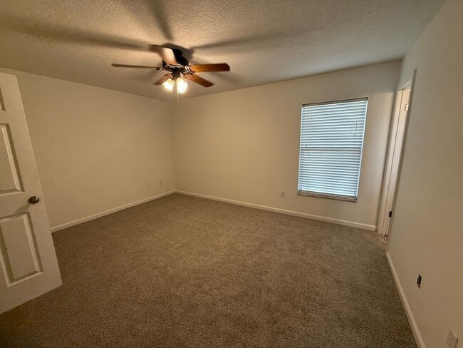Building Photo - Charming 3/2 home