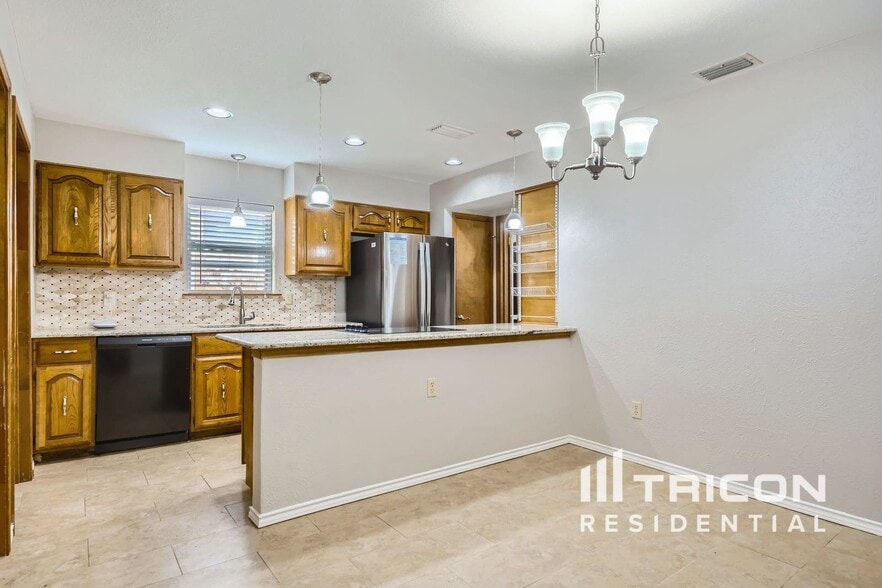 Building Photo - 4922 Willowhaven Cir