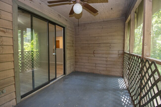Building Photo - Spacious 2BR 2BA townhome in Village Creek!