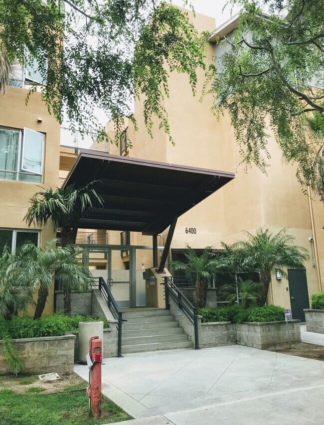 Building Photo - 6400 Crescent Prk E