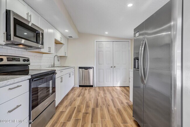 Primary Photo - 4917 Dundee Rd