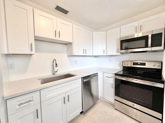 Building Photo - 906 Foresteria Dr