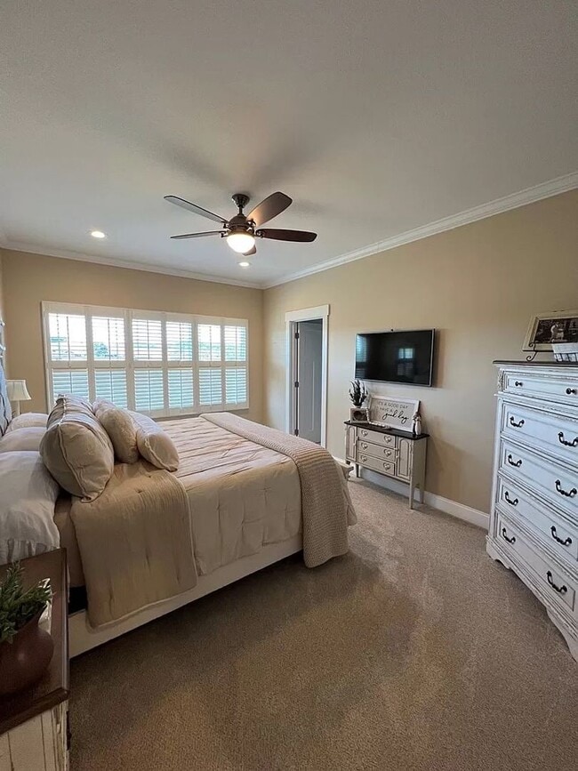 Building Photo - Stunning 3-Bedroom Home with Deck, Patio & Large Yard in Kodak, TN