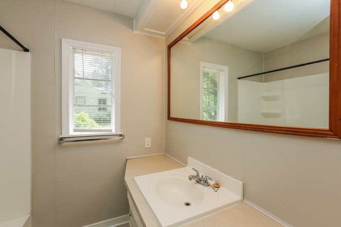 Building Photo - 216 Cedarhurst Dr