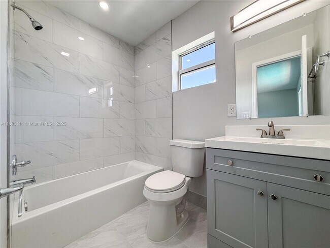 Building Photo - 5621 NE 22nd Ave