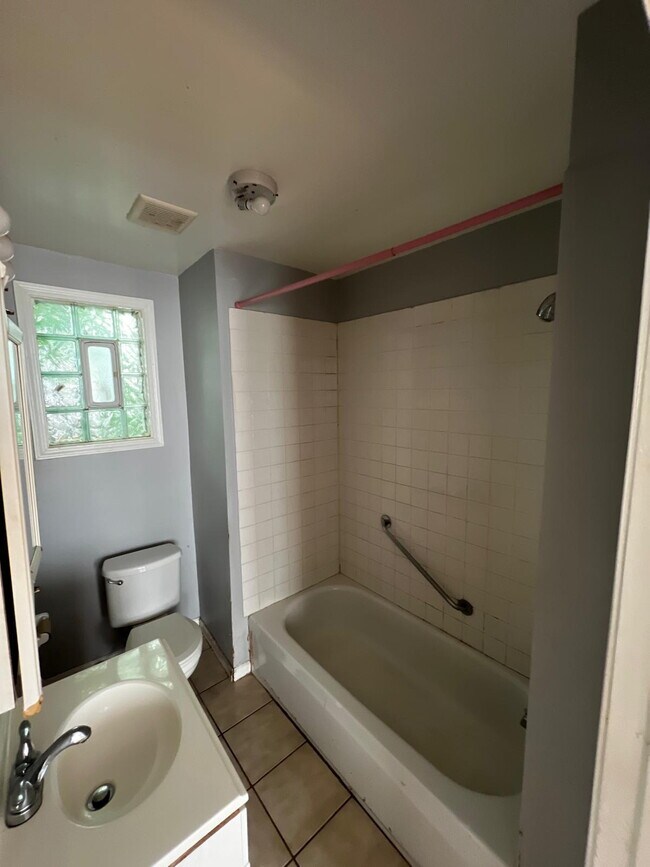 Building Photo - Affordable 2BR/1BA Apartment