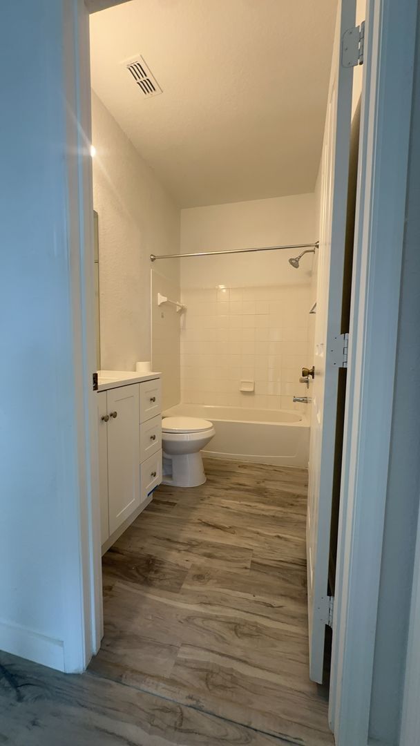 Building Photo - Beautifully Renovated 4 Bed / 2 Bath Condo in Visconti West Condominium- Water View